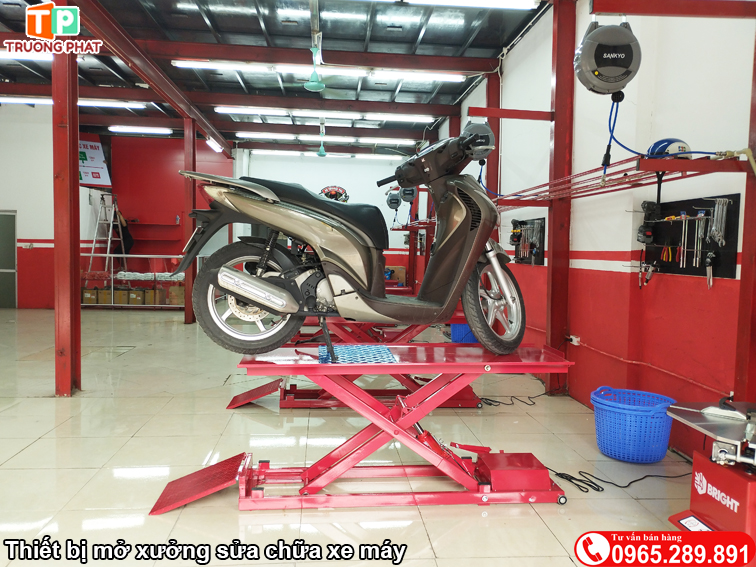 Bàn nâng sửa xe máy dương nền